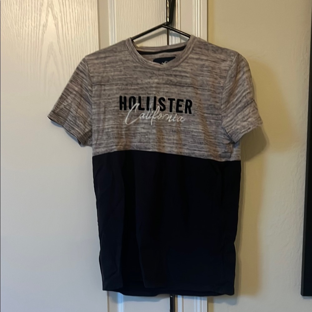 Hollister Heather Gray and Black Tee